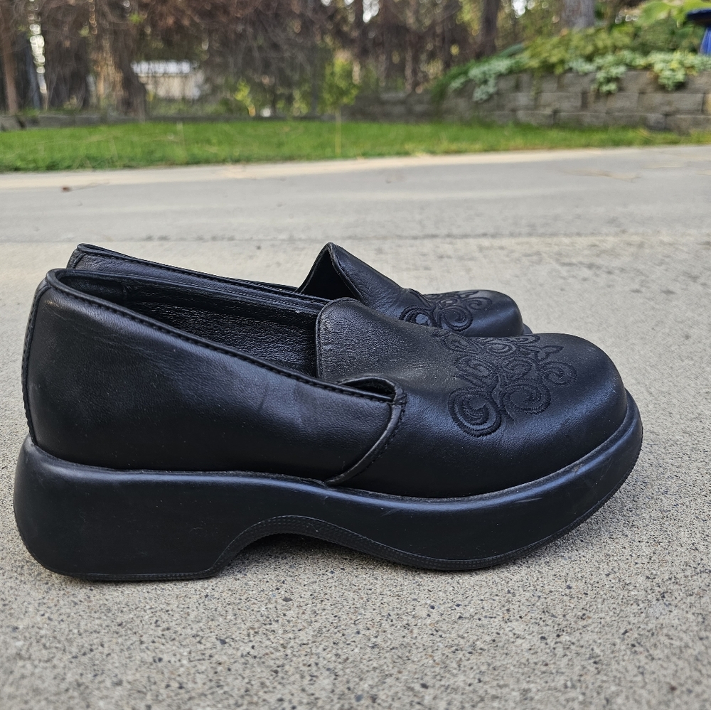 Like new black Dansko clog with filigree marking on the tops. Size 37